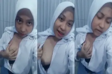 Di Toilet Sekolah Hijaber Pamer Nenen